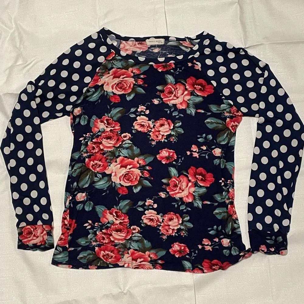 Cute UNIQUE Top! - Picture 1 of 2